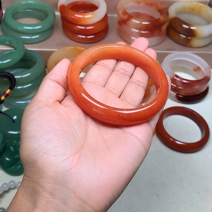 张***勤未镶嵌手镯石英质玉