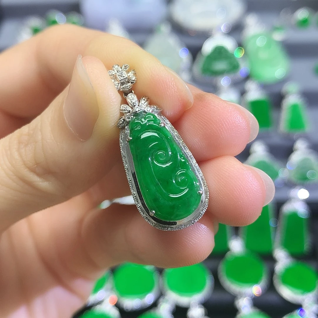 翡翠18K金镶嵌颈饰吊坠
