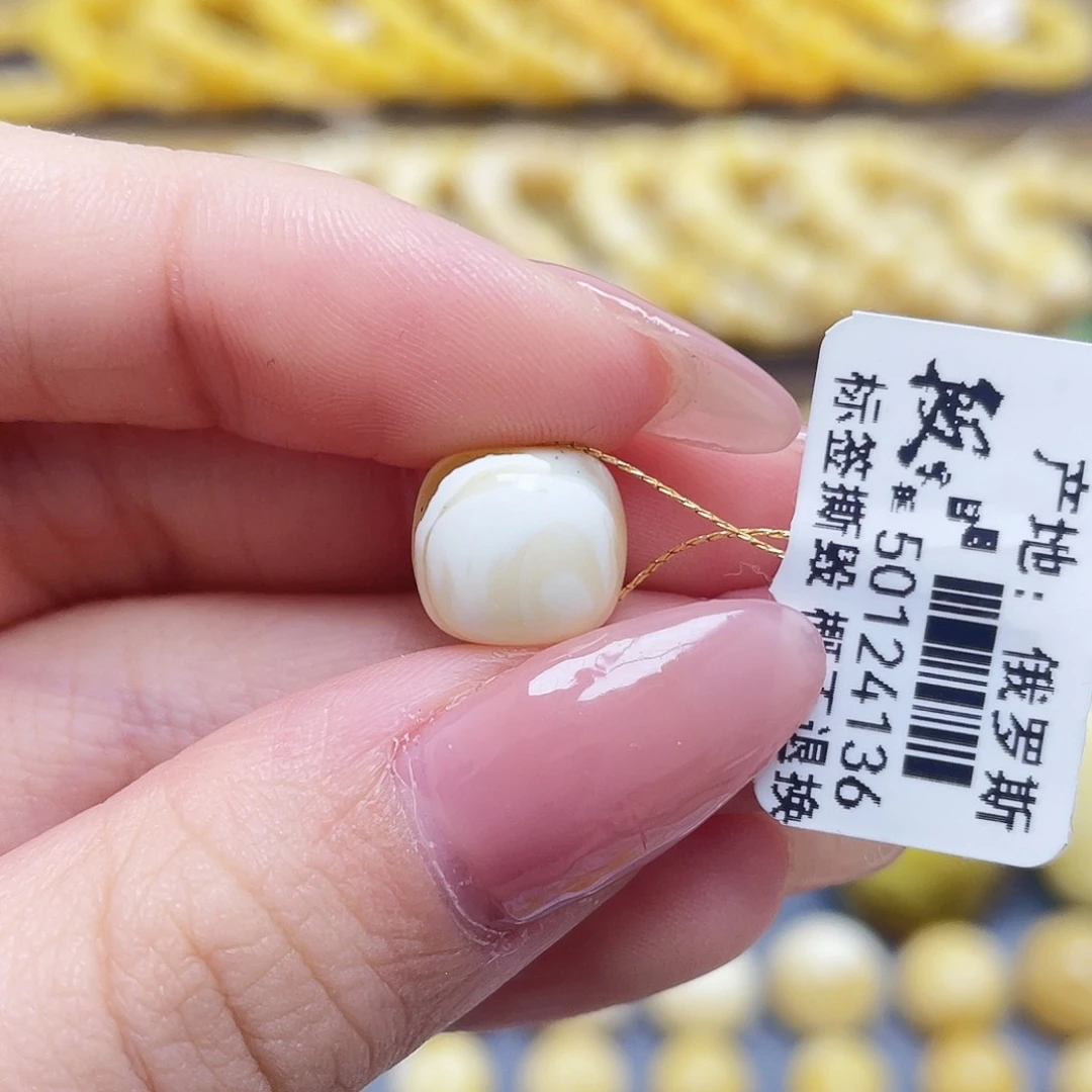 未镶嵌琥珀裸石10.6*9.6mm老型微瑕