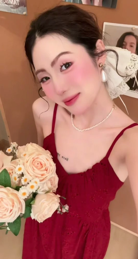 法式镂空惊艳全场吊带连衣裙女2025新款高级感气质V领