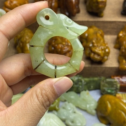 蛇纹石玉未镶嵌颈饰104