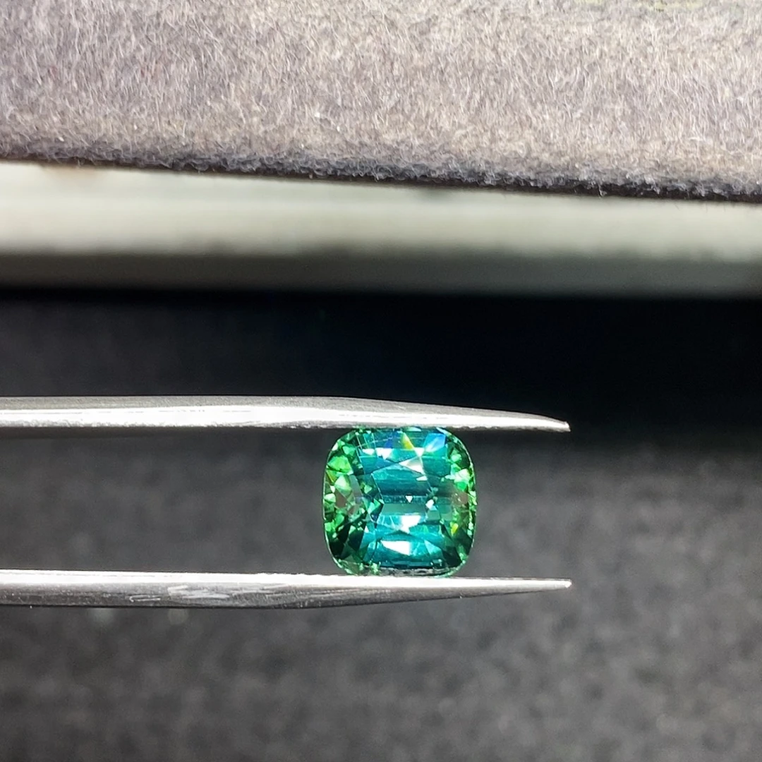 4.085克拉天然全净满火彩拉贡碧玺碧玺未镶嵌