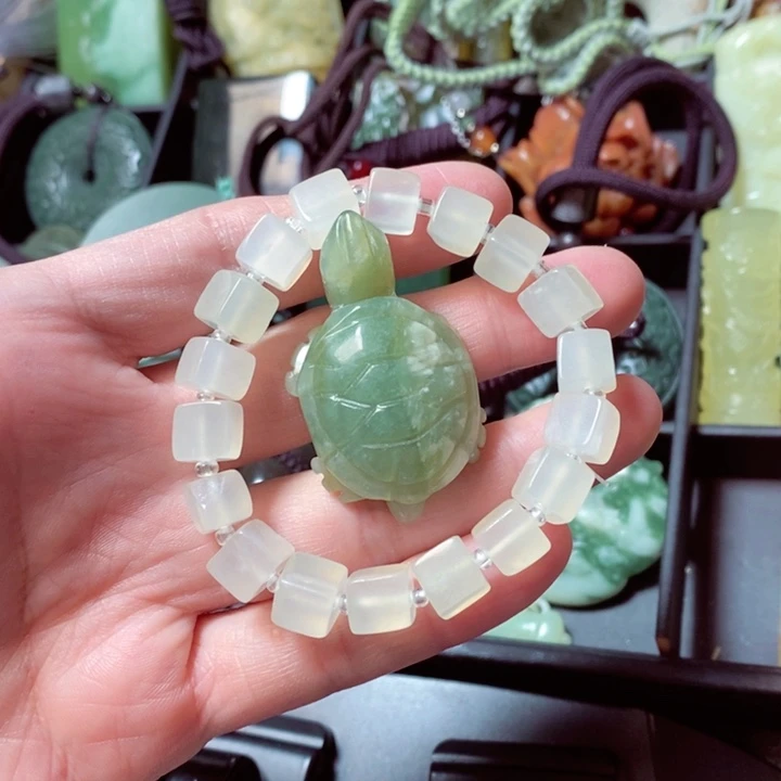 蛇纹石玉颈饰未镶嵌