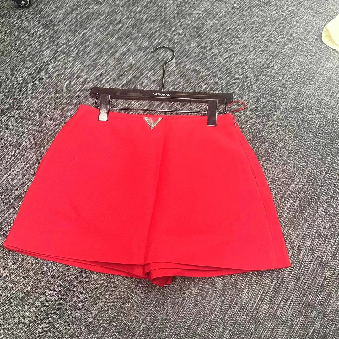 红色时尚V字扣半裙《裤裙》