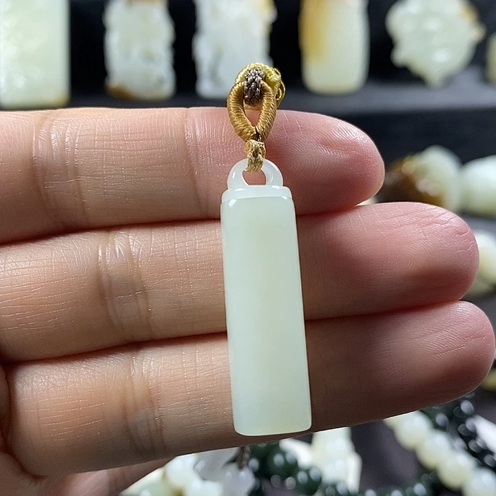 和田玉未镶嵌颈饰香水瓶