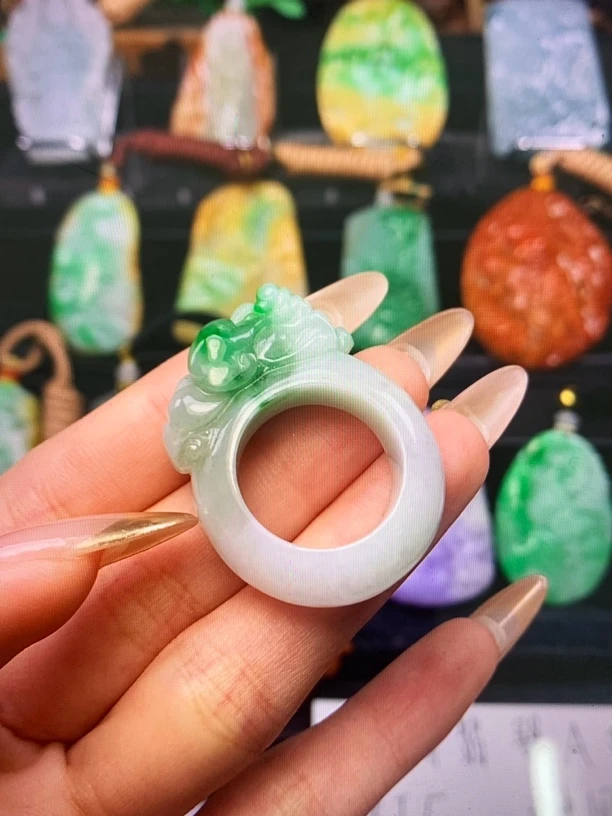 翡翠挂件毛货抛光一物一证