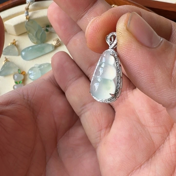 翡翠吊坠(不含链)18K金镶嵌