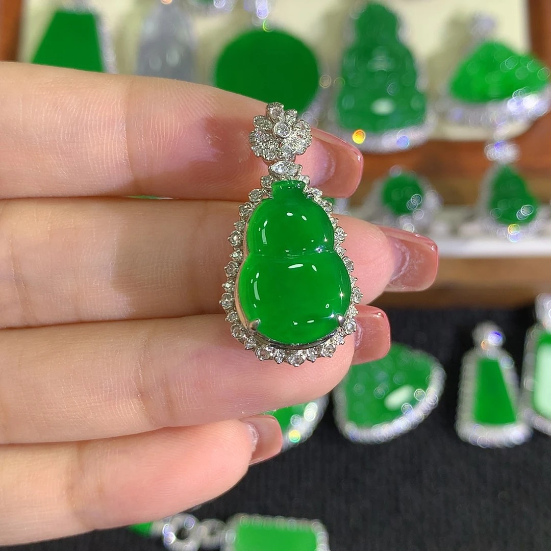 颈饰18K金镶嵌翡翠葫芦