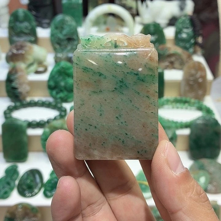 独山玉未镶嵌颈饰四六牌