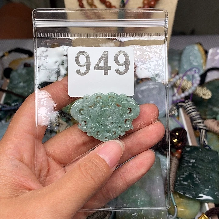 翡翠未镶嵌颈饰躲**猫翡翠