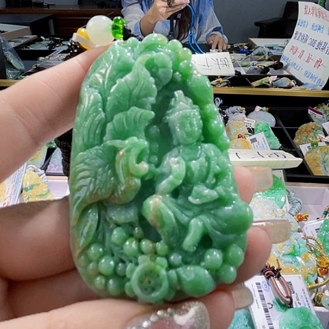 颈饰未镶嵌翡翠一个