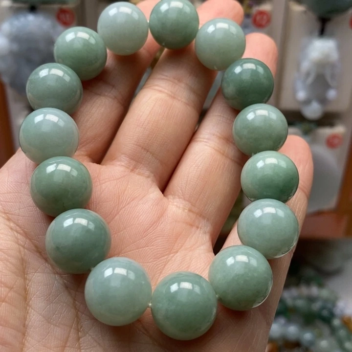 小***七翡翠未镶嵌颈饰每天