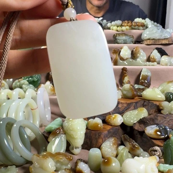 颈饰未镶嵌和田玉（糖玉）