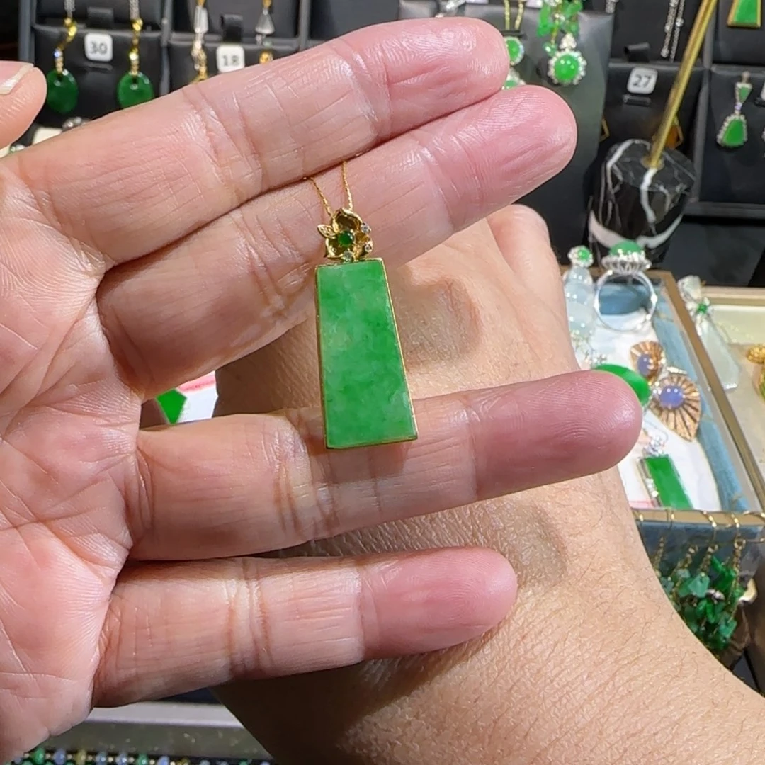 翡翠18K金镶嵌颈饰吊坠