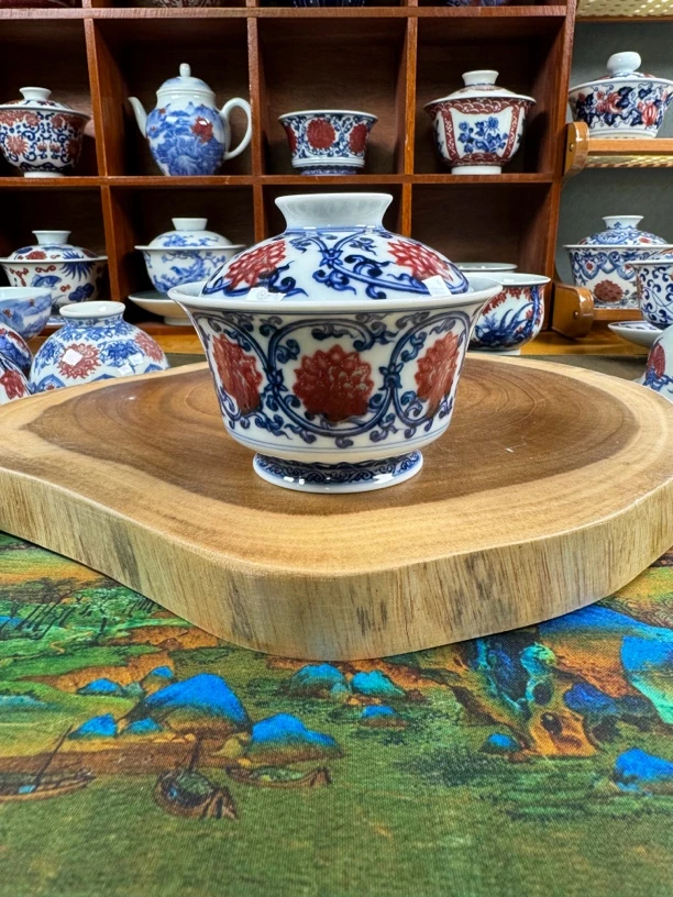 青花釉里红马蹄缠枝莲两才盖碗