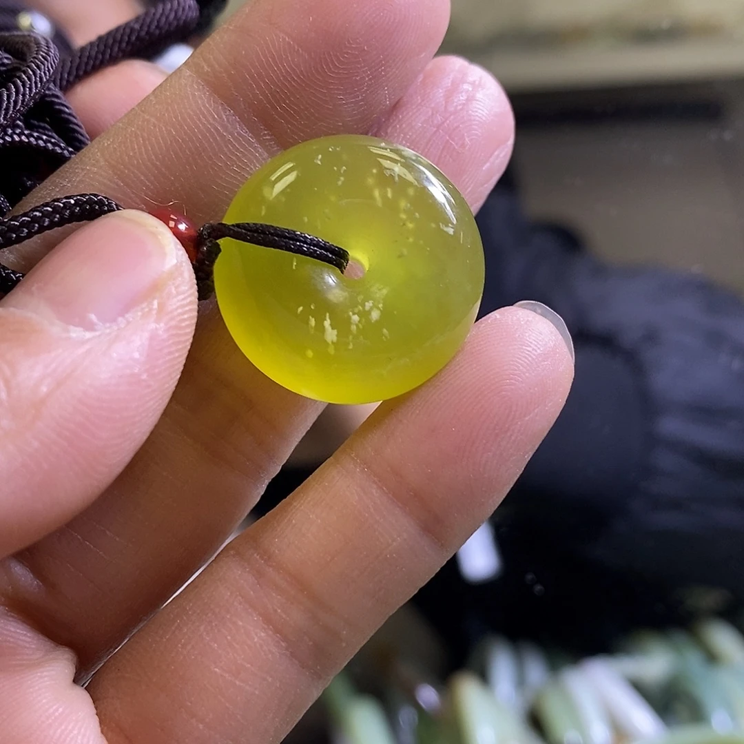 岫玉未镶嵌挂件一个