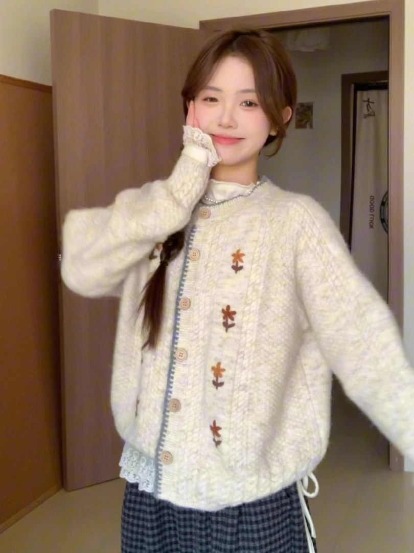 日系软糯高级感圆领花朵刺绣开衫毛衣外套女秋冬款慵懒风穿搭上衣