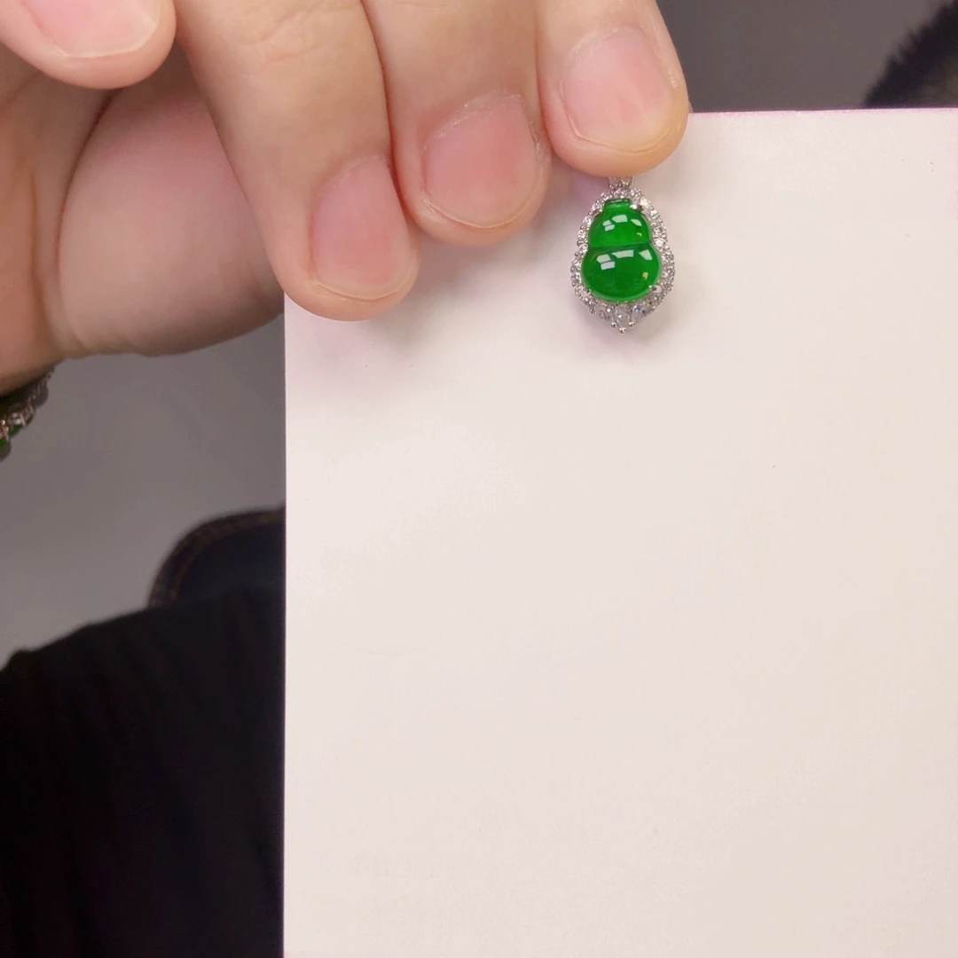 翡翠未镶嵌颈饰一件