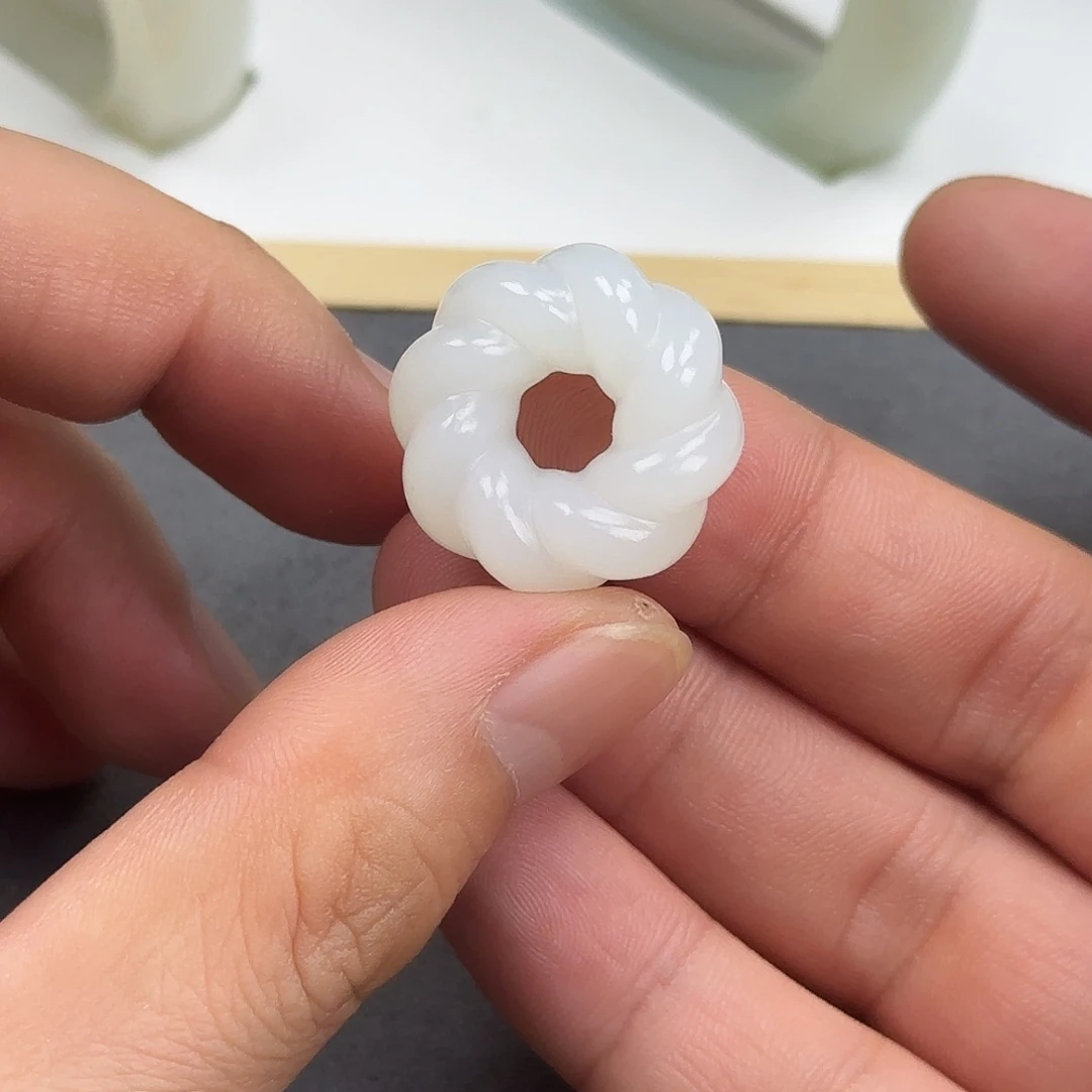 和田玉未镶嵌颈饰轮回结