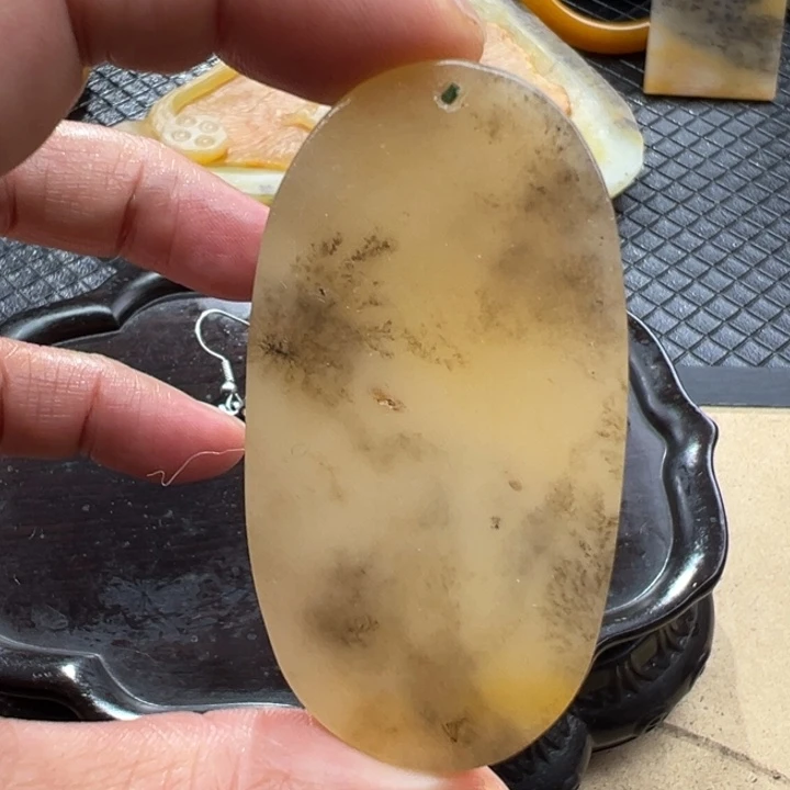 石英质玉（黄龙玉）颈饰未镶嵌