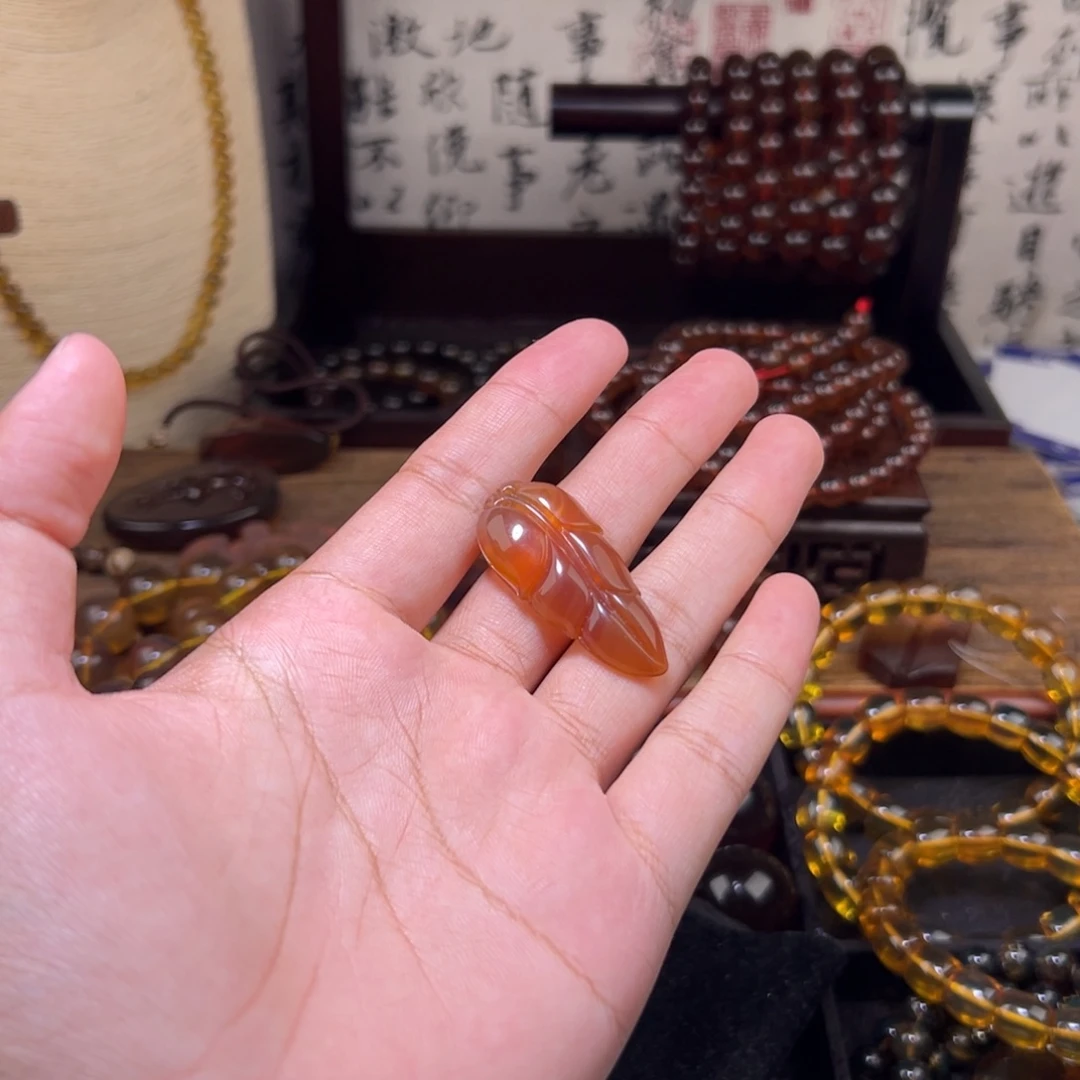 琥珀未镶嵌颈饰叶子