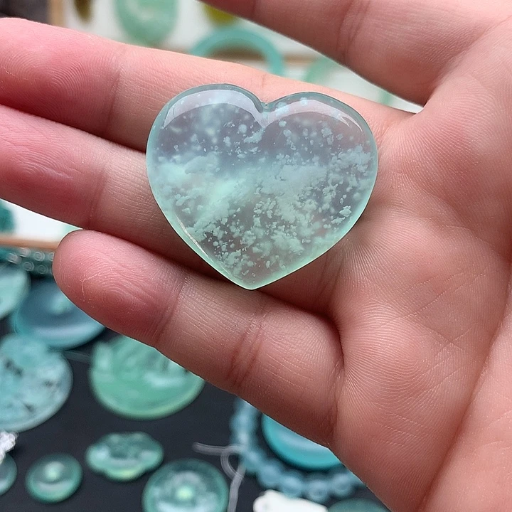 岫玉未镶嵌颈饰爱心