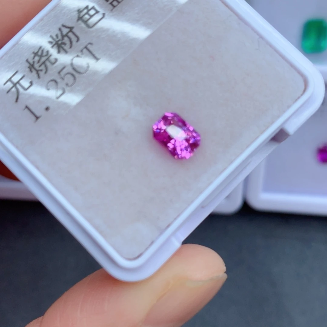 1.25克拉裸石彩色蓝宝石未镶嵌人**始