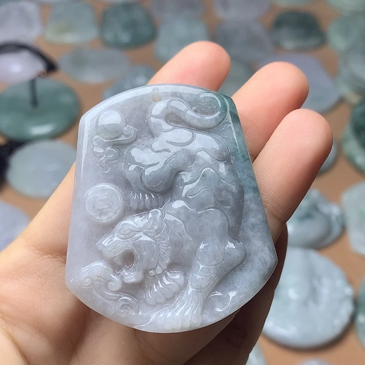 翡翠未镶嵌颈饰老虎牌