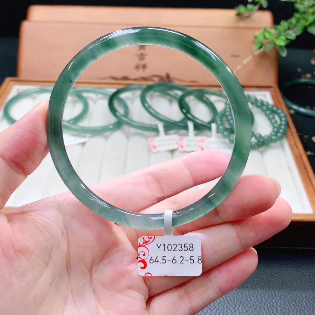嗷***嗷翡翠手镯（圆镯）未镶嵌