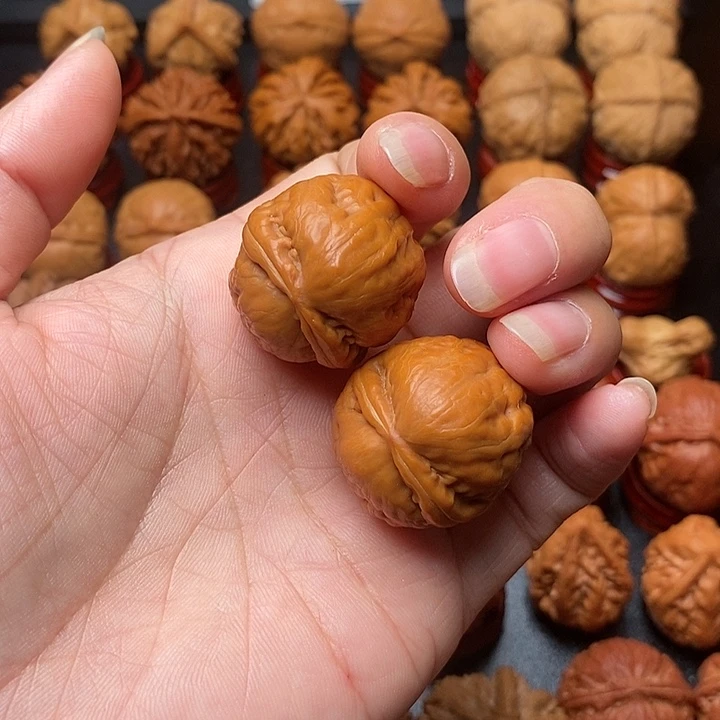 文玩核桃吊坠海豚