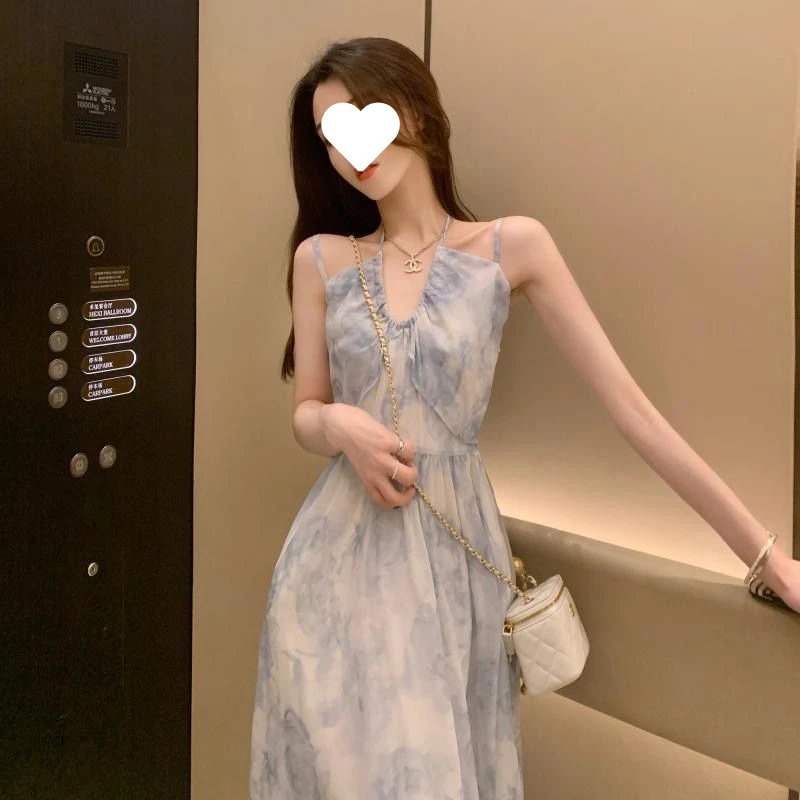 三亚海边蓝色度假风吊带裙挂脖沙滩裙碎花连衣裙女夏气质显瘦长裙