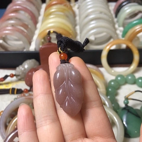 颈饰未镶嵌石英质玉