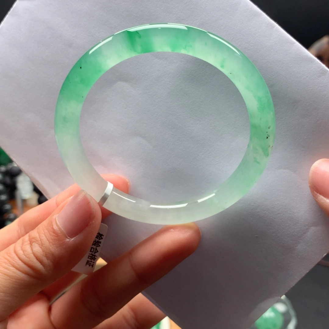 【闪购商品】未镶嵌手镯石英质玉