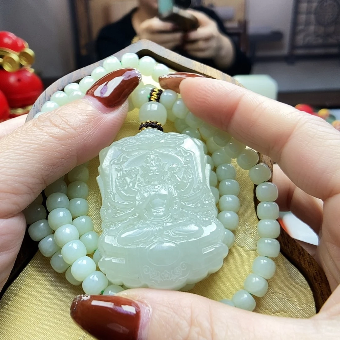 颈饰未镶嵌和田玉属鼠佩戴千手观音