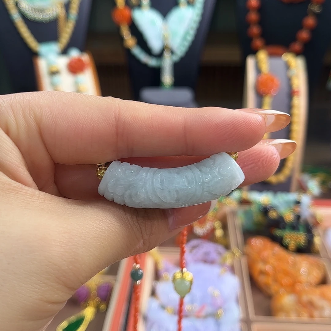 佳***儿翡翠未镶嵌颈饰炸