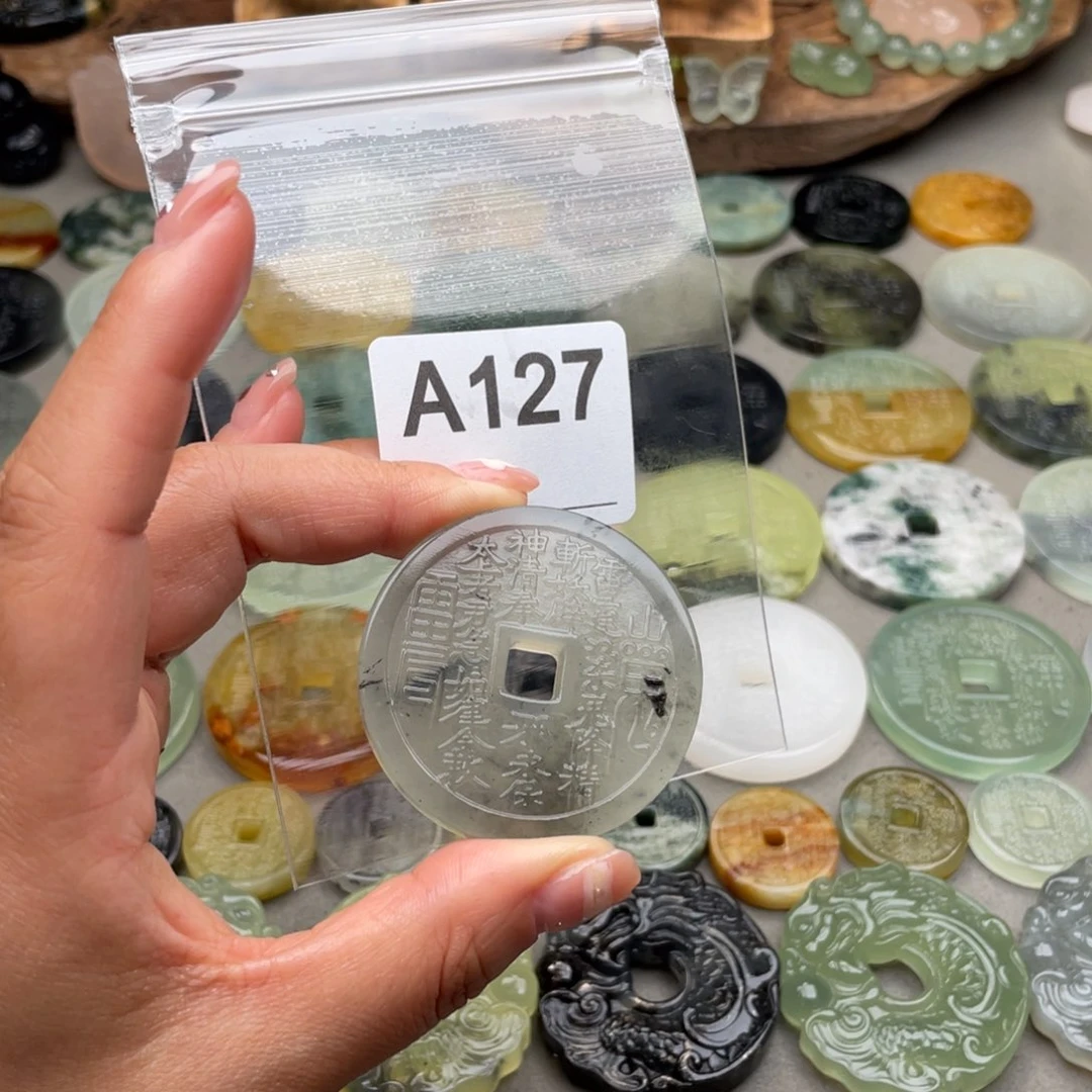 屿***.蛇纹石玉未镶嵌颈饰