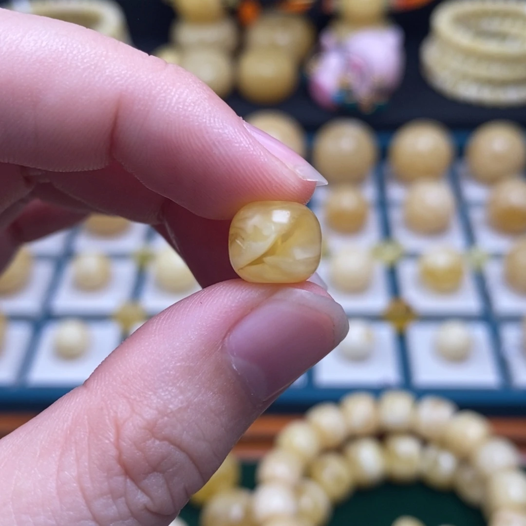 转***新蜜蜡未镶嵌珠宝奇石