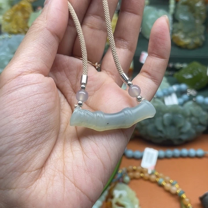 蛇纹石玉吊坠合金