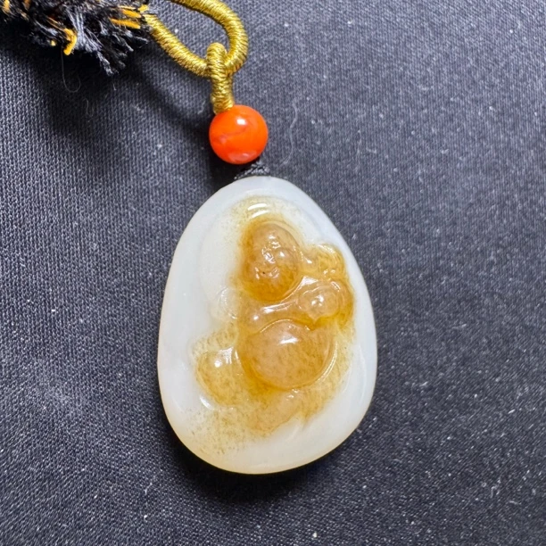 1348-和田玉糖色巧雕弥勒挂坠长27.9微瑕特惠不退换