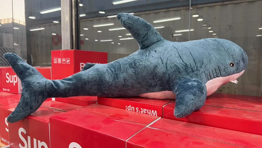 鲨鱼啊呜送巨齿鲨玩具沙发毛绒玩具新款公仔抱枕睡觉长条