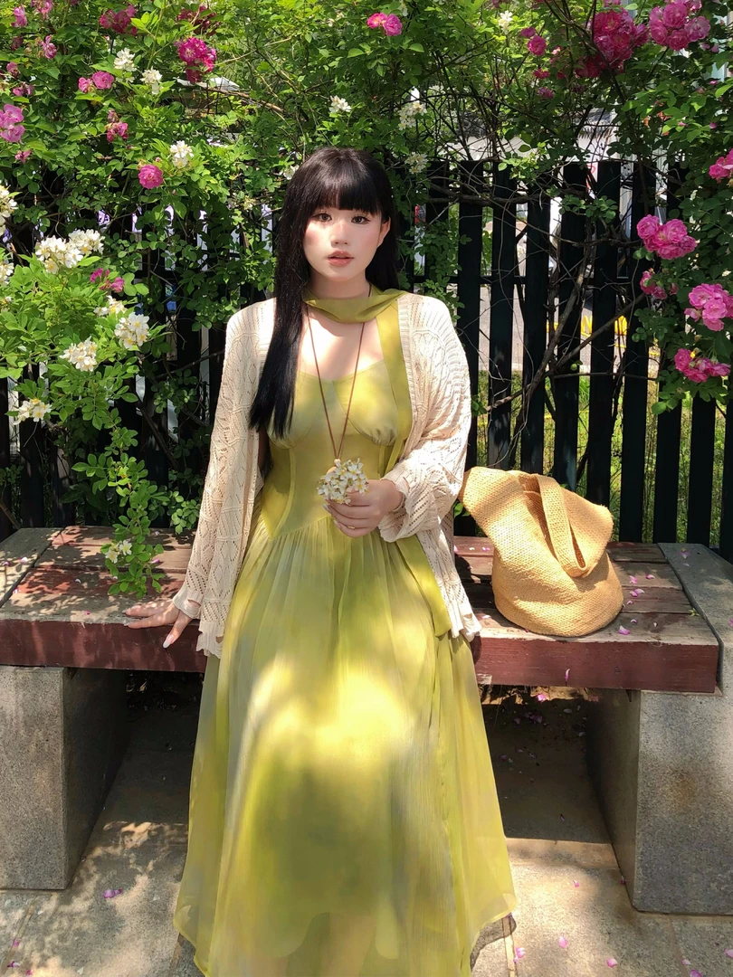 月半鱼【青苔仙子】绿色V领无袖吊带背心连衣裙女夏季温柔风穿搭