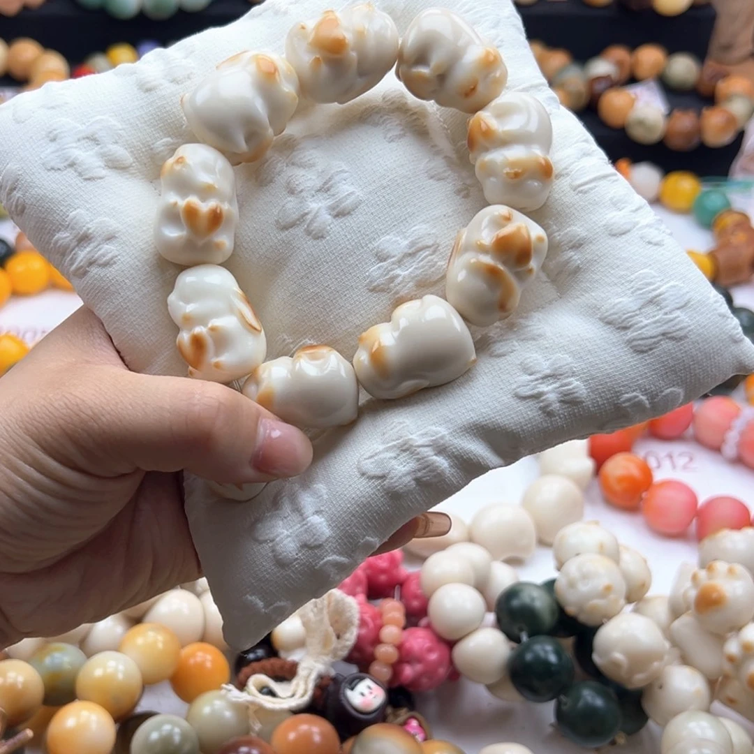 白玉菩提吊坠爱心兔兔