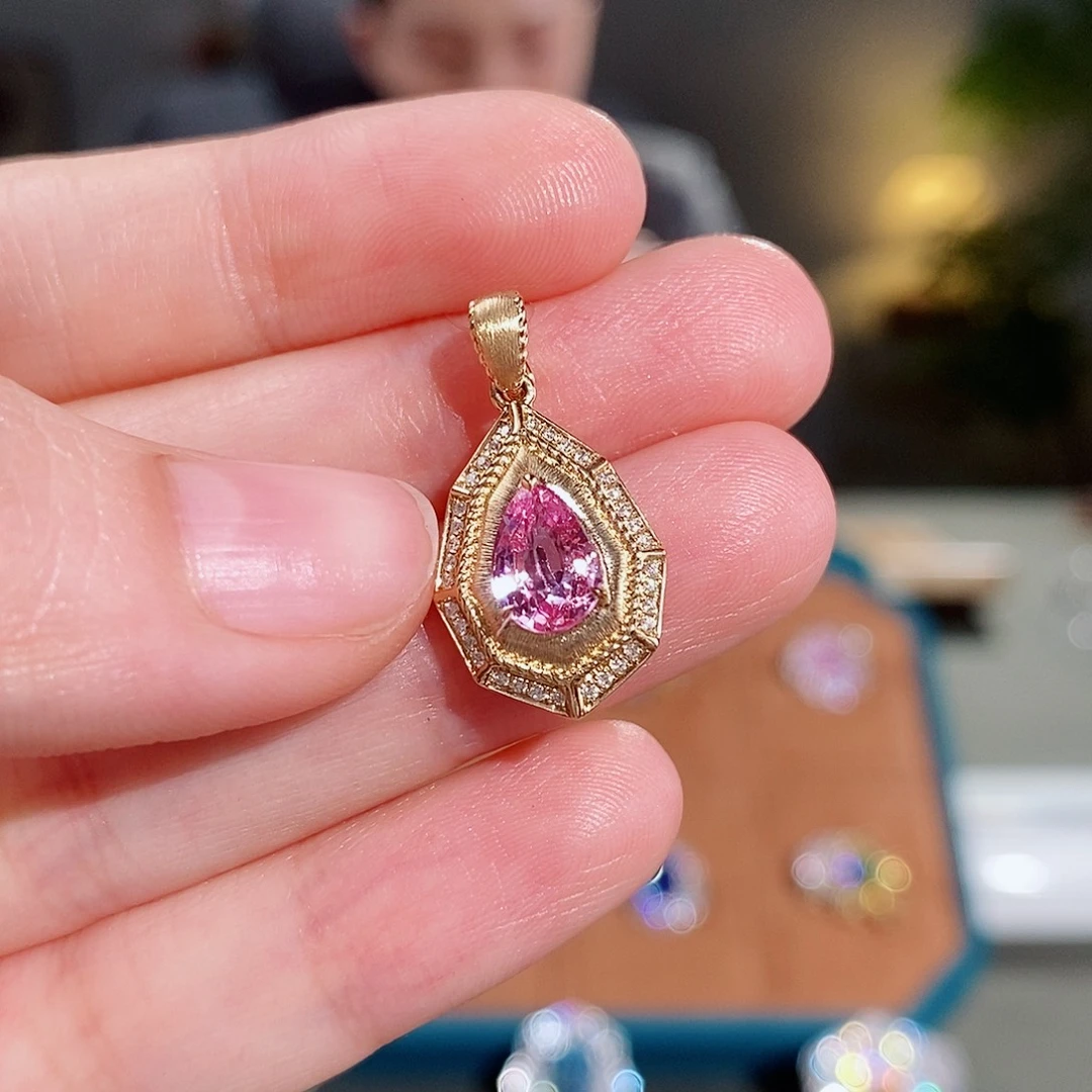 颈饰18K金镶嵌尖晶石1.05ct