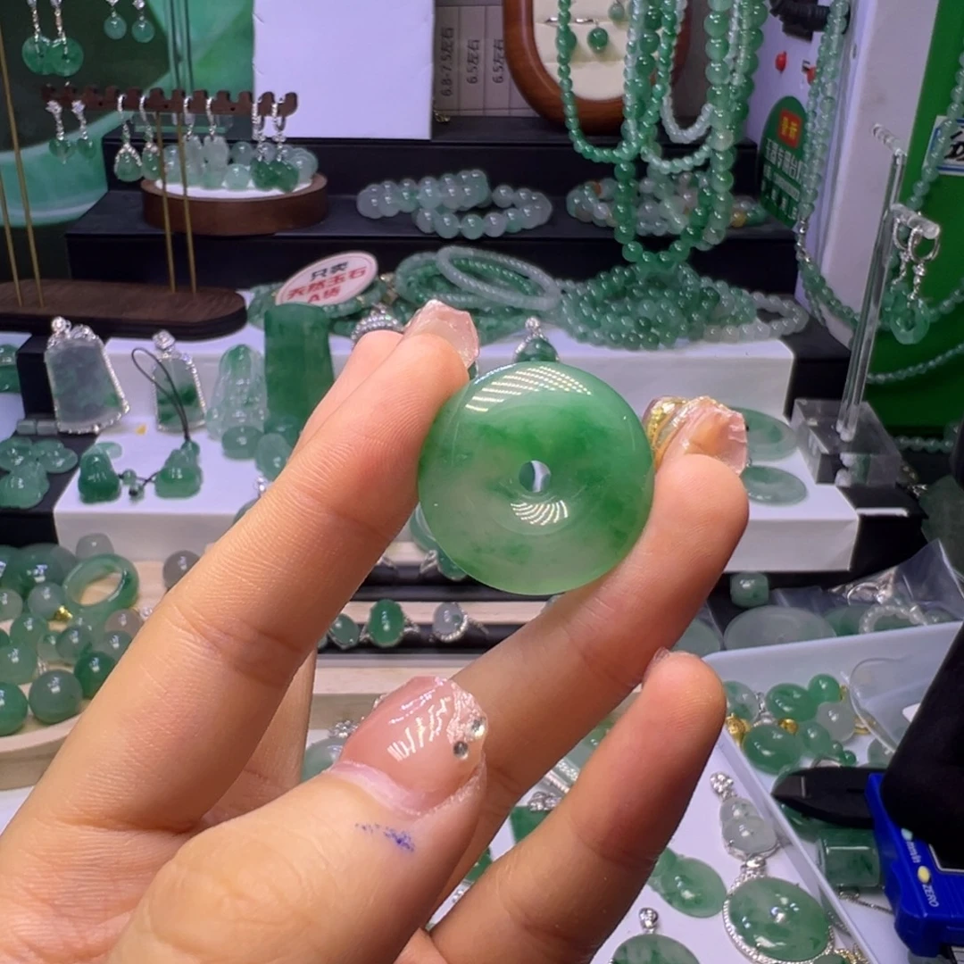 颈饰未镶嵌石英质玉（非洲翠）