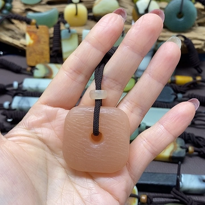 小***儿未镶嵌蛇纹石玉颈饰