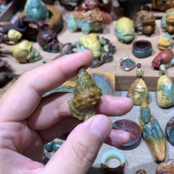 未镶嵌岫岩河磨玉（透闪石质玉）挂件