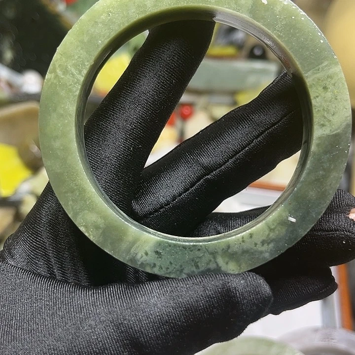 未镶嵌透闪石质玉珠宝奇石