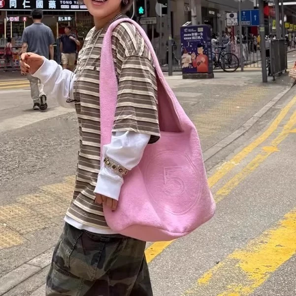 【刘十三】网红同款时尚百搭粉色毛巾布凹造型设计小众单肩包包