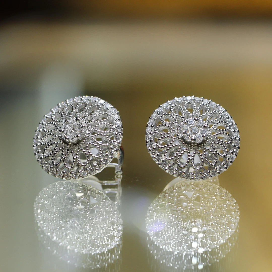 小红宝x Phoenix 18K镶天然钻石设计感耳夹款耳饰花朵珠边气质