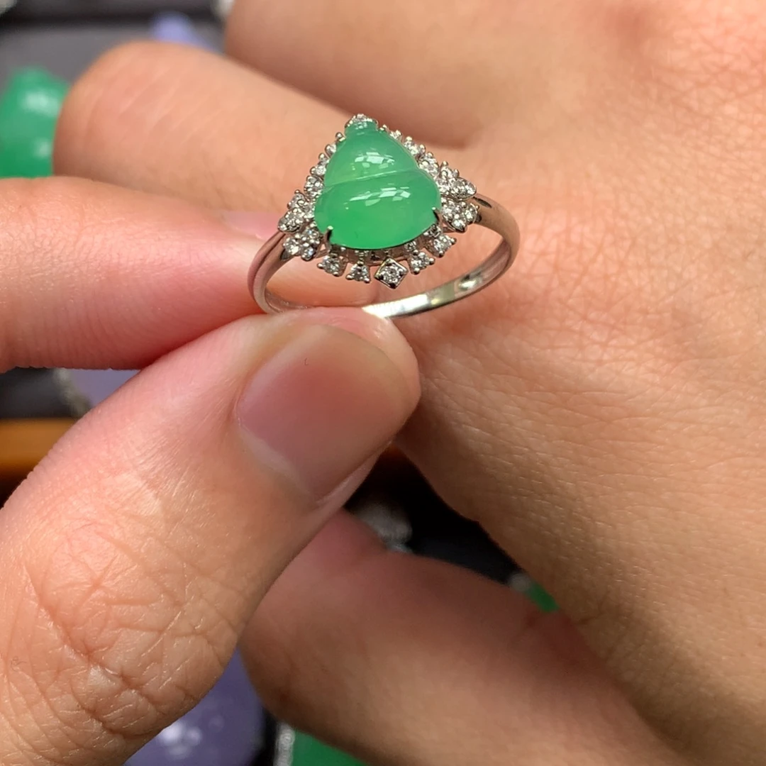 翡翠18K金镶嵌戒指